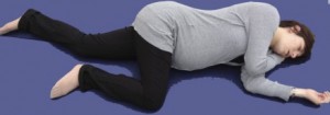 femme enceinte allongé pour sentir bébé bouger