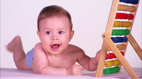 bebe apprend à compter avec un boulier