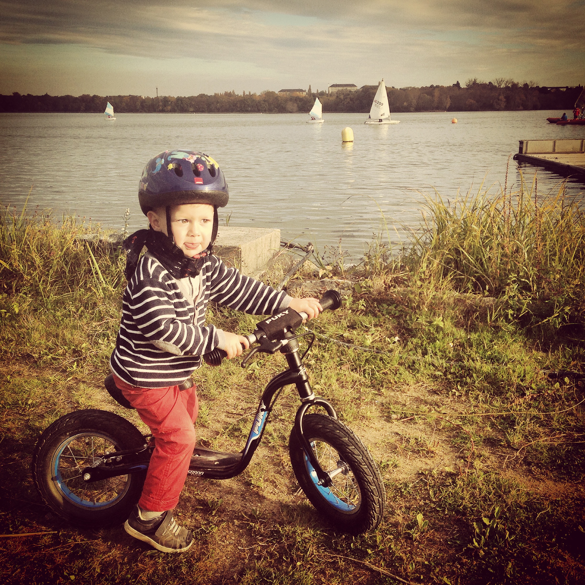 enfant sur une draisienne