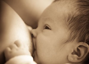 allaitement bébé avec ourlet sous la lèvre inférieure