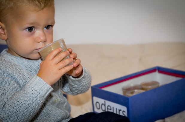 enfant sent une boite à odeur