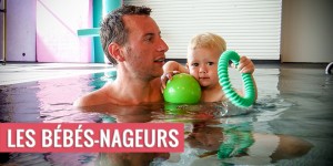 Papa et son enfant aux bébés nageurs