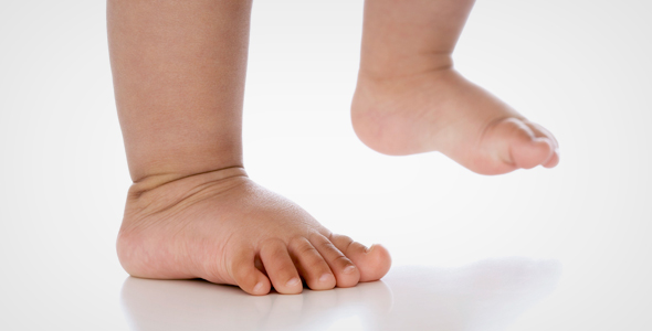 Chaussures bébé premiers pas : 4 critères indispensables