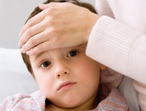 main adule sur front enfant fievreux 