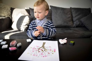 enfant qui dessine un arbre au printemps