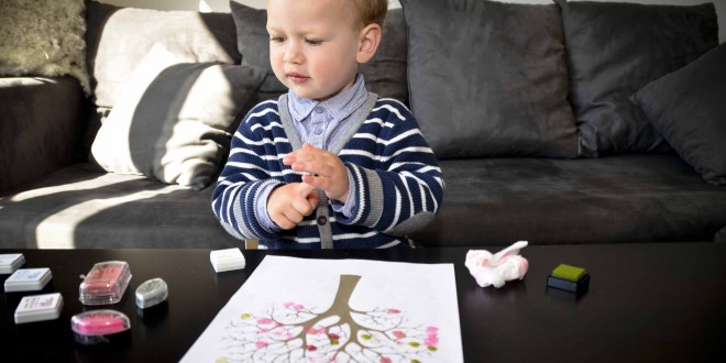 enfant qui dessine un arbre au printemps