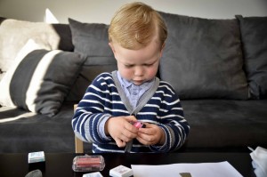 enfant qui dessine avec de l'encre