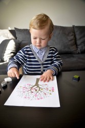 enfant qui dessine un arbre en fleur