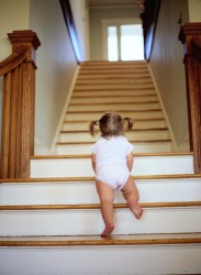 bebe-monte-escalier