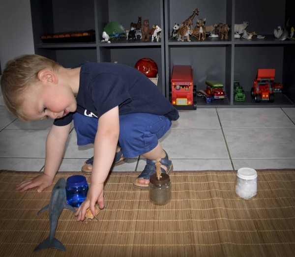 enfant qui joue aux animaux