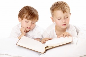 enfants qui lisent un livre