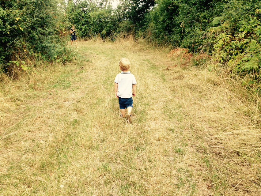 enfant en foret