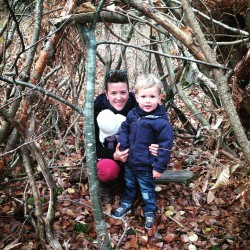 enfant en forêt