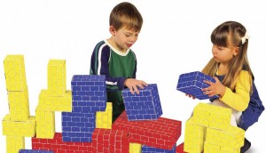enfants jouent avec blocs géants
