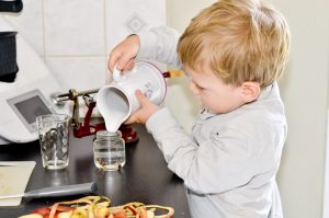 enfant qui verse de l'eau