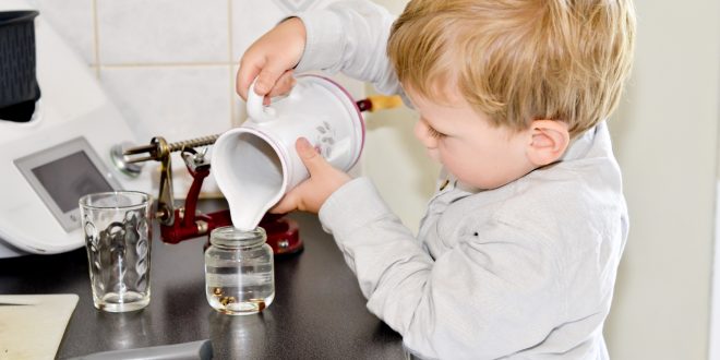 enfant qui verse de l'eau