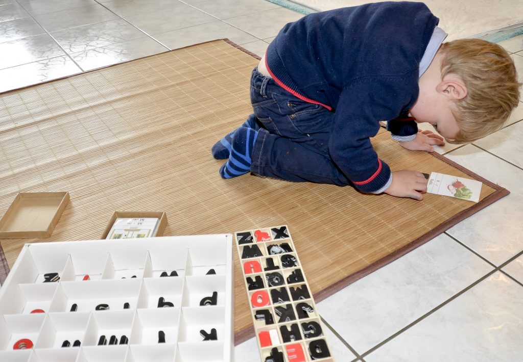 enfant joue avec des lettres