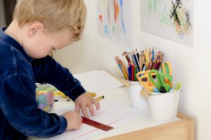 enfant dessine