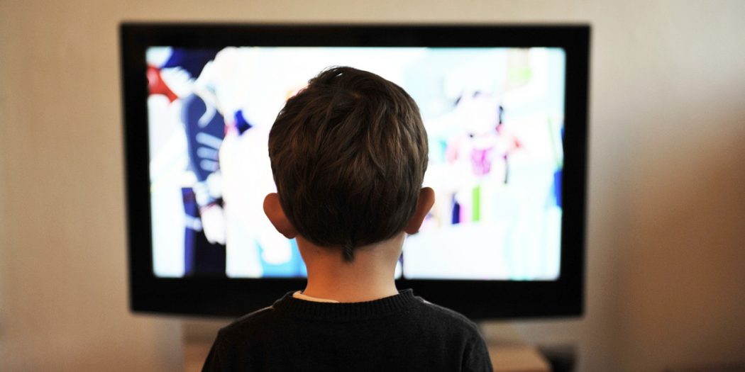 Les enfants devant la télévision