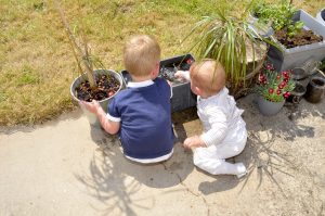 enfants qui jouent dehors