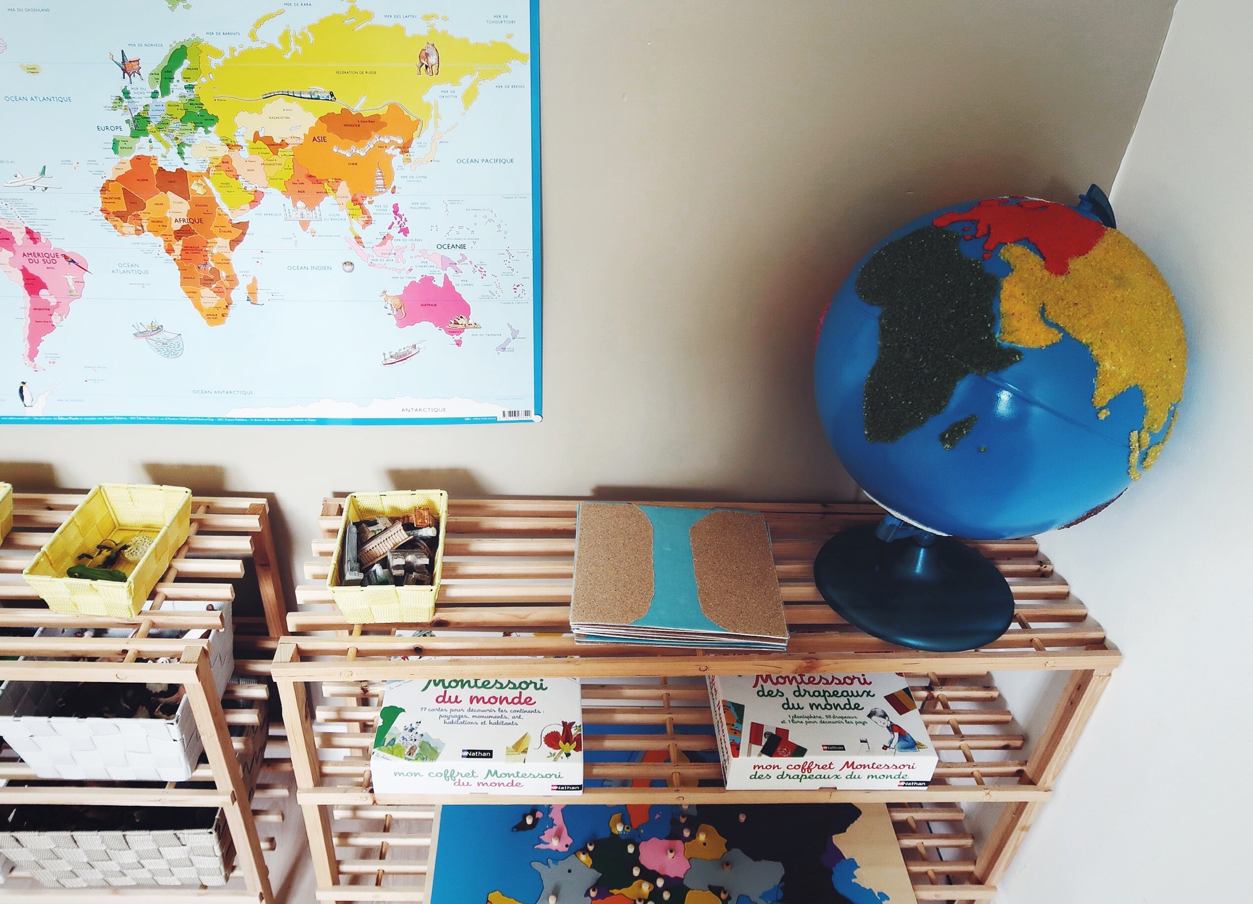 Globe planète Terre Montessori matériel pédagogique de géographie 