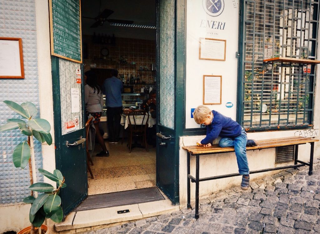 Petit restaurant dans le quartier de Bairro Alto - Lisbonne en famille