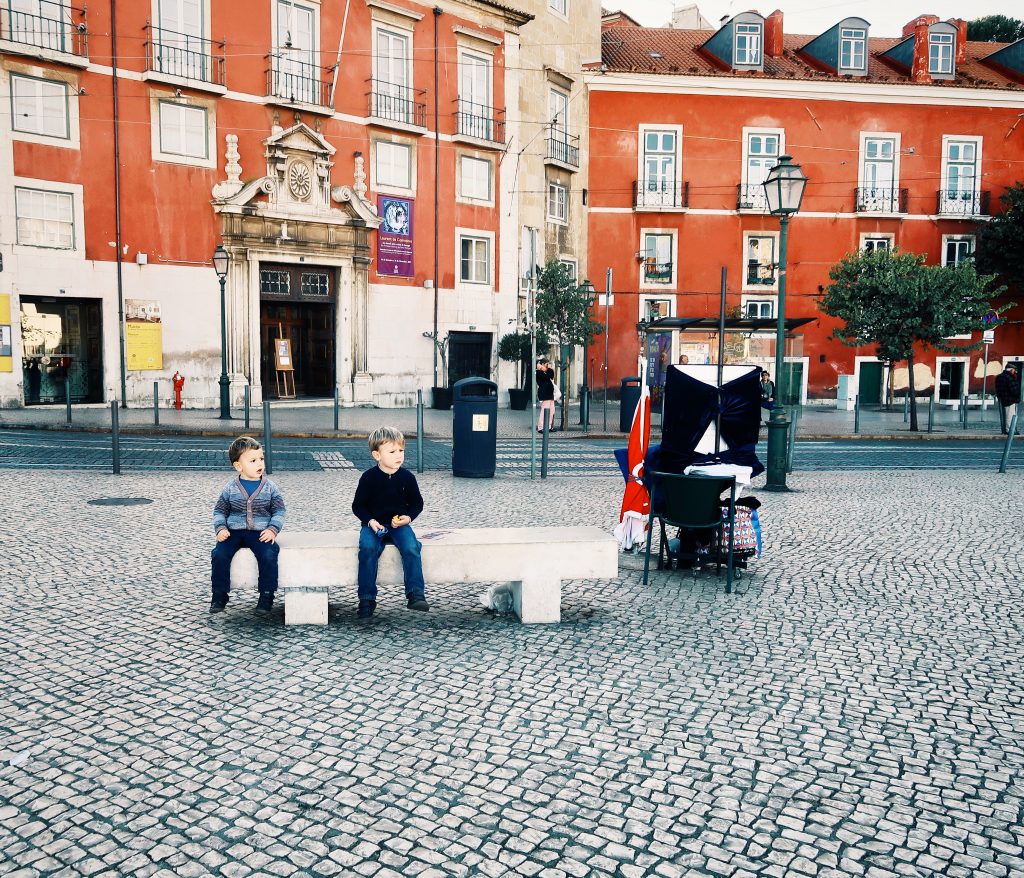 enfants sur un banc à lisbonne