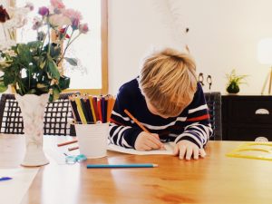 enfant qui dessine