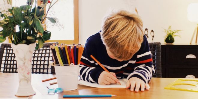 enfant qui dessine