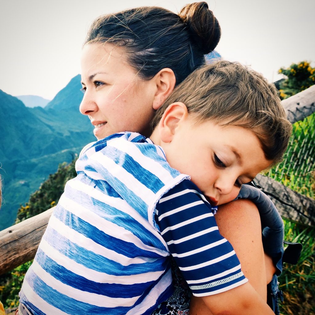 câlin garçon avec maman