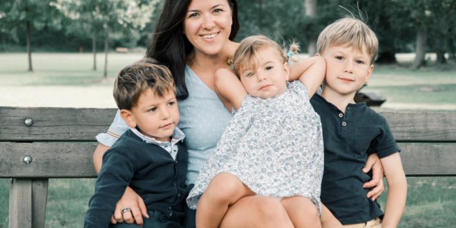 maman épanouie avec enfants