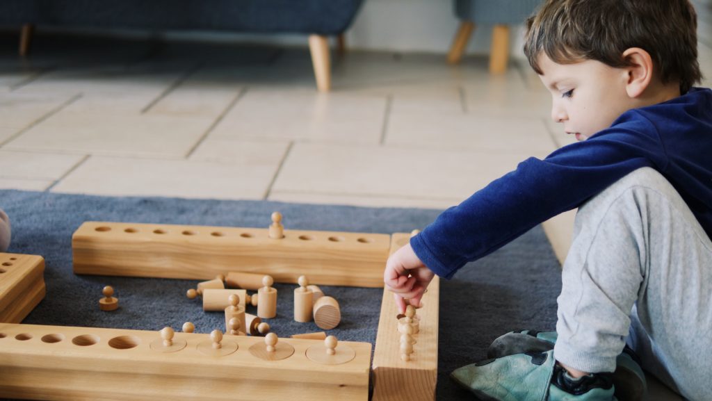 emboitements cylindriques montessori avec Gaspard de Famille Epanouie